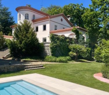 Olot Villa | Espectacular Casa Chateau en el centro de Olot