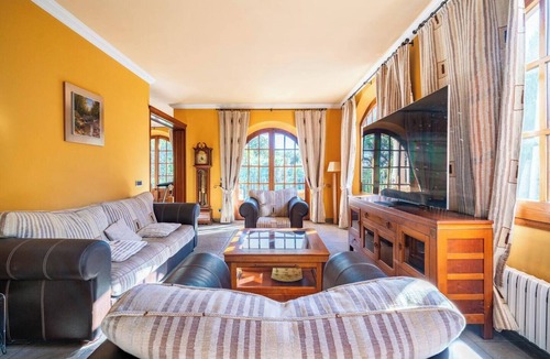 Palau Ski Chalet | Exclusiva Casa de Lujo con Piscinas y Amplio Jardín en Zona Tranquila