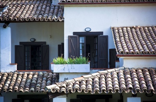 Rapino House | farmhouse immersed in the green Abruzzo countryside with a tennis court