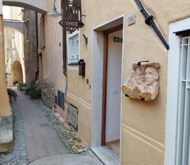 Borgio Verezzi House | Federico II - Rooms and Breakfast