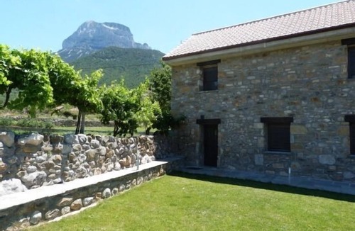 Laspuna Cottage | First floor apartment with communal garden