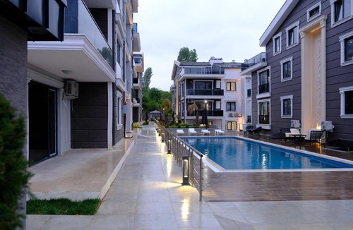 Cinarcik Apartment | Flower City Suits