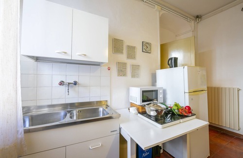 Toscolano Maderno Apartment | Gufo- Flowers -100m Near Lake, Toscolano Maderno, Italy