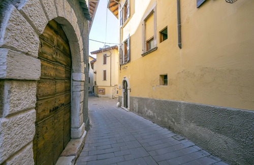 Toscolano Maderno Apartment | Gufo- Flowers -100m Near Lake, Toscolano Maderno, Italy