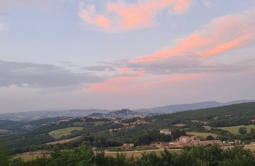 Acqua Loreto Villa | Hillside Cottage with Exquisite Picture Postcard View of Todi