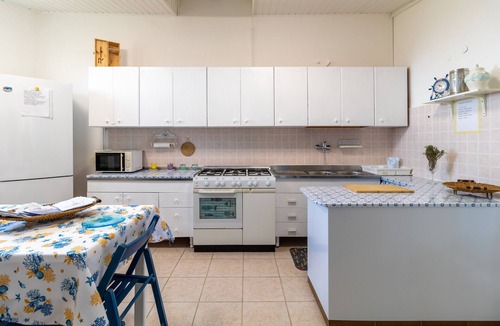 Portopalo di Capo Passero House | Holiday Home 'Loft Le Palme' with Private Terrace, Wi-Fi and Air Conditioning