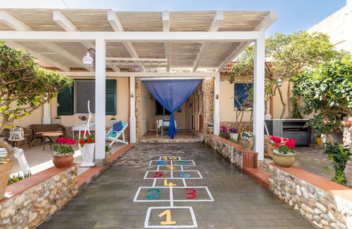 Portopalo di Capo Passero House | Holiday Home 'Loft Le Palme' with Private Terrace, Wi-Fi and Air Conditioning