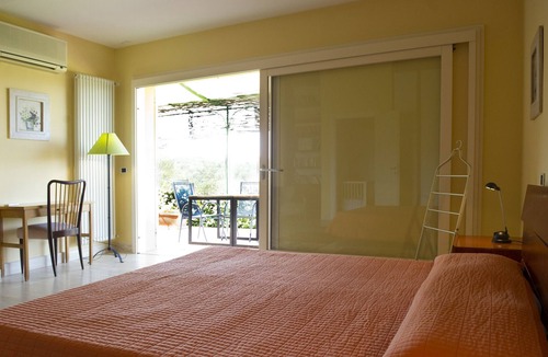 Castelnuovo Magra Apartment | Holiday Apartment "Agriturismo Monteverde - Glicine" with Shared Pool, Private Terrace & Wi-Fi