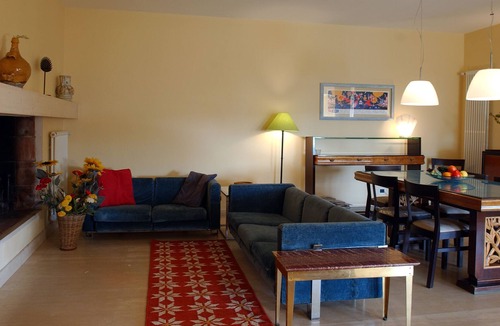 Castelnuovo Magra Apartment | Holiday Apartment "Agriturismo Monteverde - Glicine" with Shared Pool, Private Terrace & Wi-Fi
