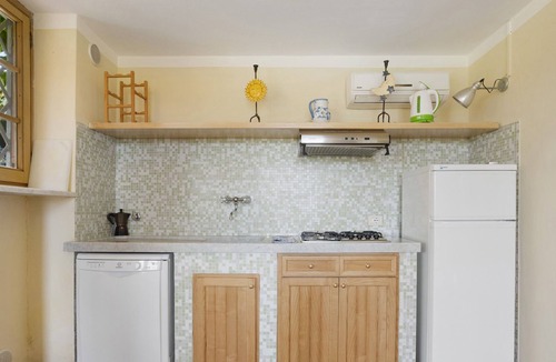 Castelnuovo Magra Apartment | Holiday Apartment "Agriturismo Monteverde - Ortensia" with Sea View, Shared Pool & Wi-Fi