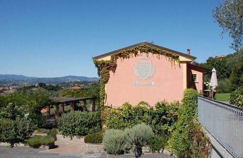Castelnuovo Magra Apartment | Holiday Apartment "Agriturismo Monteverde - Dalia" with Shared Pool, Private Garden & Wi-Fi