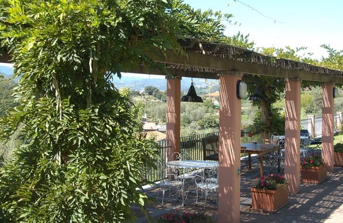 Castelnuovo Magra Apartment | Holiday Apartment "Agriturismo Monteverde - Dalia" with Shared Pool, Private Garden & Wi-Fi