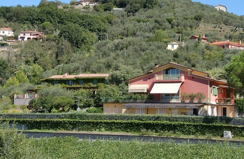 Castelnuovo Magra Apartment | Holiday Apartment "Agriturismo Monteverde - Dalia" with Shared Pool, Private Garden & Wi-Fi