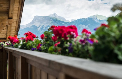 Bulla Apartment | Holiday Apartment "Arbea - Siëla" with Mountain View, Wi-Fi & Balcony