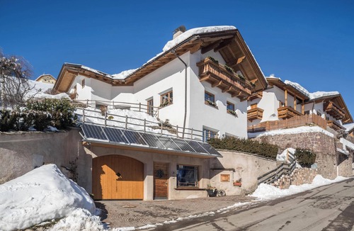 Bulla Apartment | Holiday Apartment “Arbea - Orde” with Mountain View, Wi-Fi & Garden