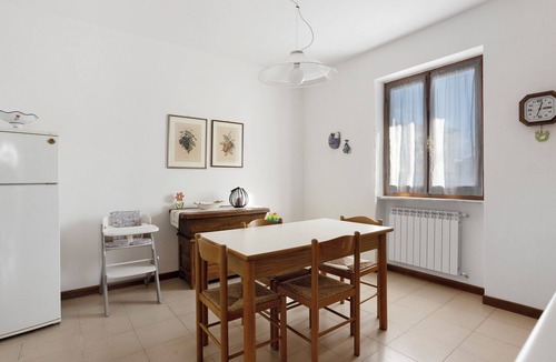 Arcola House | Holiday Apartment "Casa Vanda" with Private Garden, Balcony & Wi-Fi