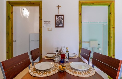 Ugento Apartment | Holiday Apartment "Domus Mea Salento Arazzo Blu" with Shared Pool & Wi-Fi