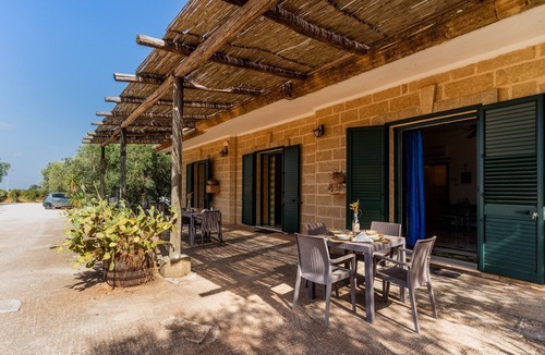 Ugento Apartment | Holiday Apartment "Domus Mea Salento Arazzo Blu" with Shared Pool & Wi-Fi