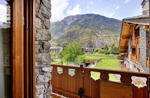 Morgex Apartment | Holiday Apartment "Il Cuore Della Valdigne" with Mountain View, Balcony & Wi-Fi