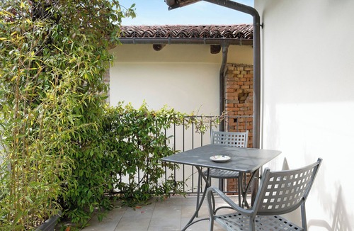 Cerretto Langhe Apartment | Holiday Home 'La Corte di Langa Alloggio Turchese' with Shared Pool & Wi-Fi