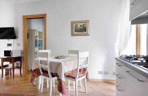 Cerretto Langhe Apartment | Holiday Home 'La Corte di Langa Alloggio Rubino' with Shared Pool & Wi-Fi
