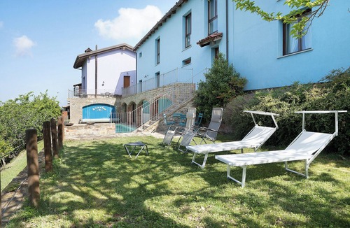 Cerretto Langhe Apartment | Holiday Home 'La Corte di Langa Casa Ametista' with Shared Pool & Wi-Fi
