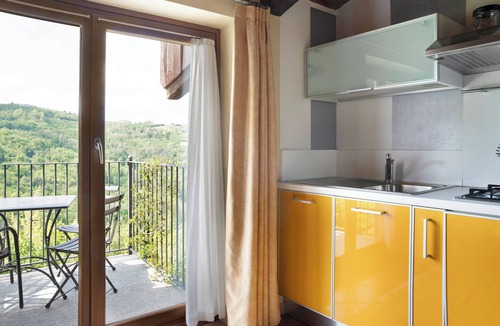 Cerretto Langhe Apartment | Holiday Home 'La Corte di Langa Alloggio Topazio' with Shared Pool & Wi-Fi