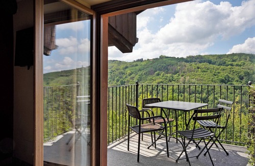 Cerretto Langhe Apartment | Holiday Home 'La Corte di Langa Alloggio Topazio' with Shared Pool & Wi-Fi
