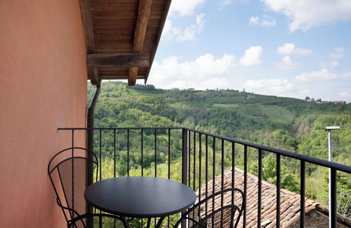 Cerretto Langhe Apartment | Holiday Home 'La Corte di Langa Alloggio Topazio' with Shared Pool & Wi-Fi