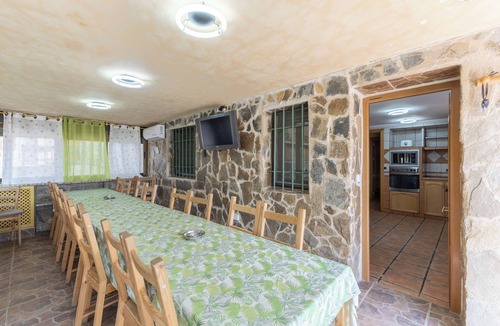 Fuentiduena de Tajo House | Holiday Home 'Los Almendros' with Private Pool, Wi-Fi and Air Conditioning