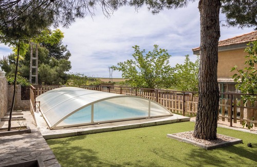 Fuentiduena de Tajo House | Holiday Home 'Los Almendros' with Private Pool, Wi-Fi and Air Conditioning