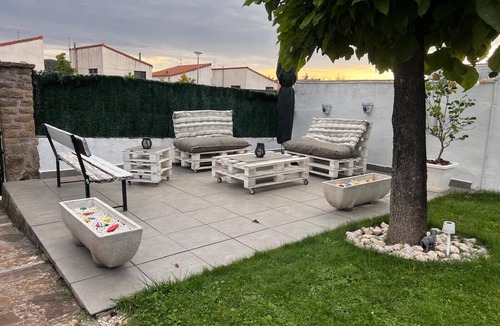 Yesa House | Holiday Home 'Amets' with Mountain Views and Private Garden