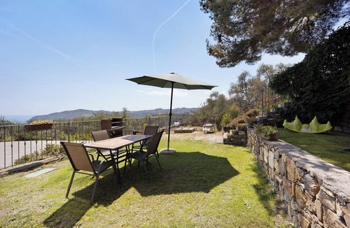 Lavina House | Holiday Home Casale Filiberto Golfo with Sea View, Garden & Wi-Fi