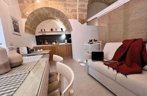 Polignano a Mare Apartment | Holiday Home Cardinal, apartment 45 sqm in the heart of the country, in a small street just a short walk from the old town and the sea.