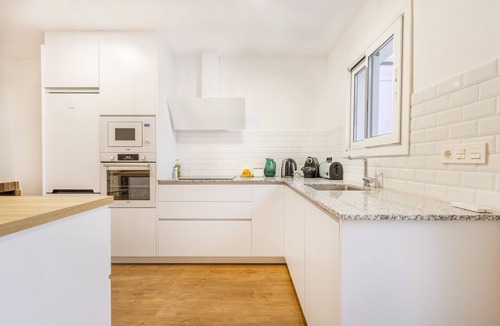 Almacelles House | Holiday Home 'Casa Olegari' with Private Terrace, Wi-Fi and Air Conditioning