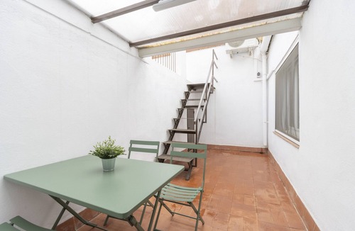 Almacelles House | Holiday Home 'Casa Olegari' with Private Terrace, Wi-Fi and Air Conditioning
