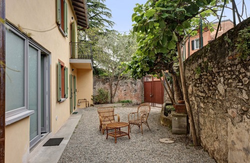 Ispra House | Holiday Home 'Casa Romantica' with Private Terrace, Balcony and Wi-Fi