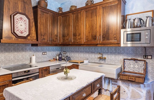 Noves House | Holiday Home 'Casa Rural 5 Estrellas El Baluarte' with Private Pool, Private Garden and Wi-Fi