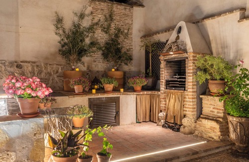 Noves House | Holiday Home 'Casa Rural 5 Estrellas El Baluarte' with Private Pool, Private Garden and Wi-Fi