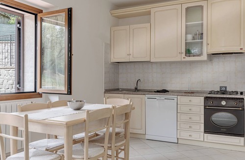 Firenzuola House | Holiday Home "Chalet La Greta con Vista" with Shared Garden