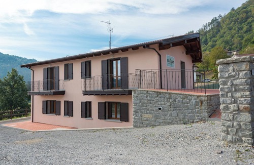 Firenzuola House | Holiday Home "Chalet La Greta con Vista" with Shared Garden