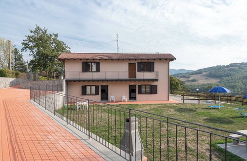 Firenzuola House | Holiday Home "Chalet La Greta con Vista" with Shared Garden