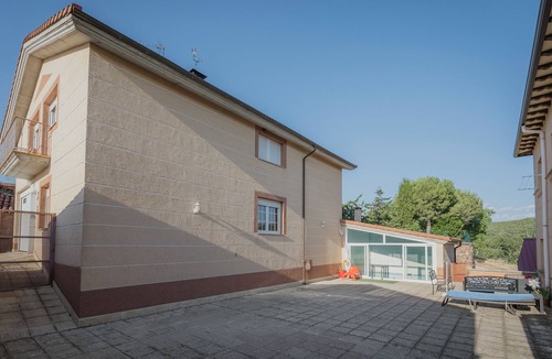 San Millan de Lara House | Holiday Home 'San Pelayo' with Mountain View, Shared Pool and Private Terrace