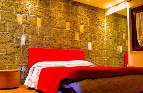 Sessa Aurunca House | Holiday Home 'Hill House La Roccia' with Sea View, Shared Pool & Shared Garden