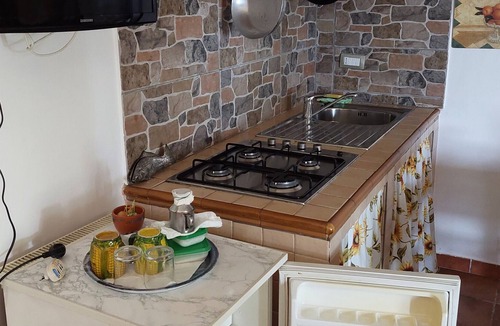Sessa Aurunca House | Holiday Home 'Hill House La Roccia' with Sea View, Shared Pool & Shared Garden