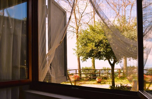 Sessa Aurunca House | Holiday Home 'Hill House La Roccia' with Sea View, Shared Pool & Shared Garden