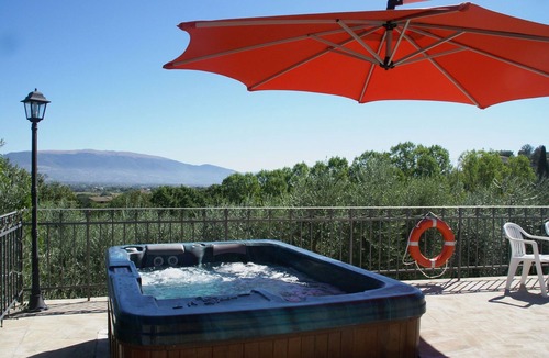 Bettona House | Holiday Home in Bettona with Pool & Near Assisi
