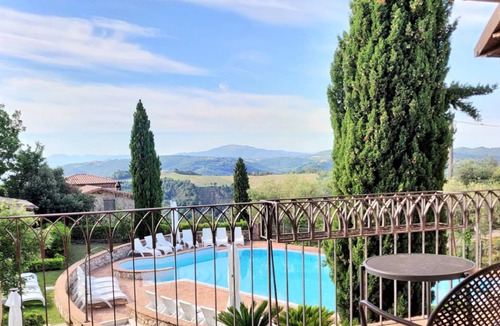 Canalicchio House | Holiday Home in Collazone With Pool & Sauna