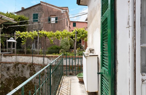 Castelnuovo Magra House | Holiday Home 'Casa Di Luciana' with Balcony and Wi-Fi