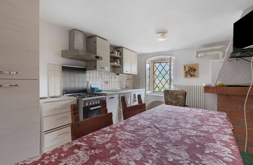 Castelnuovo Magra House | Holiday Home 'Casa Di Luciana' with Balcony and Wi-Fi